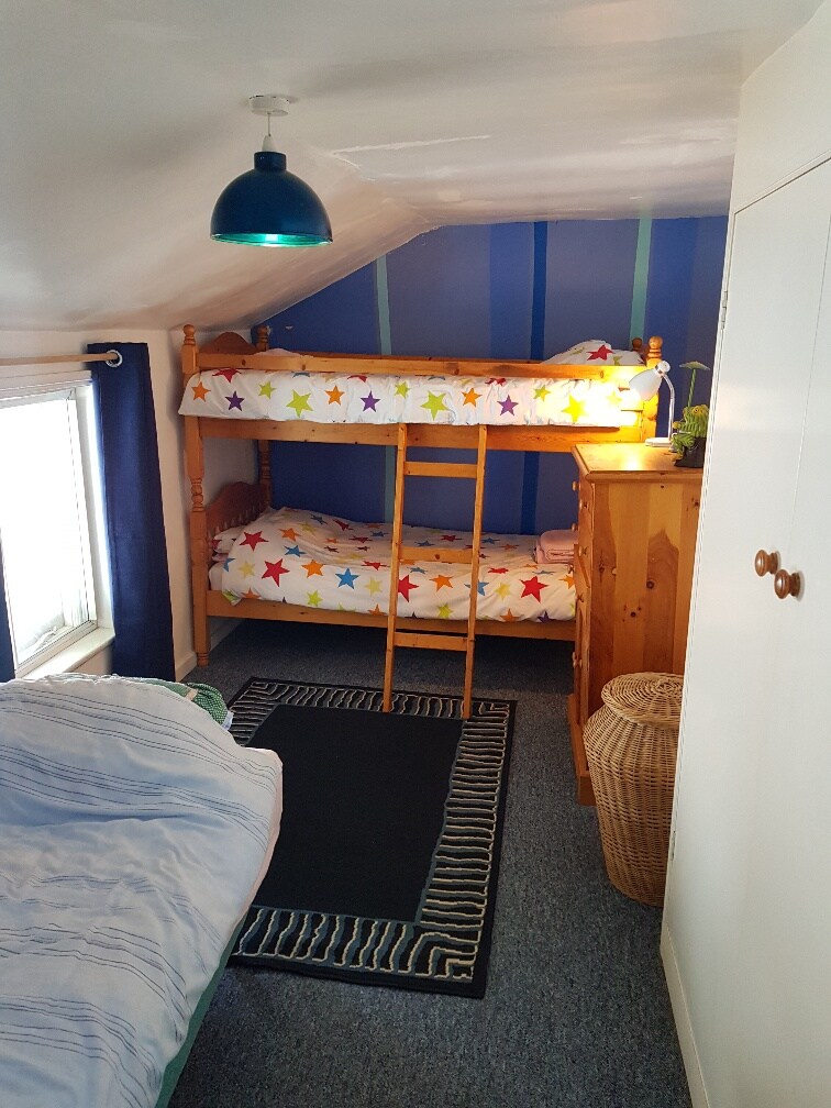 Bunk bedroom and single bed 