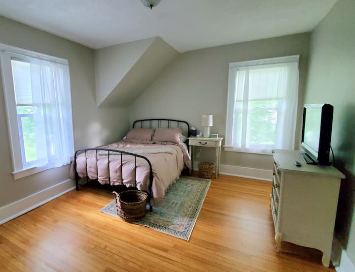 全尺寸床，配备记忆泡沫床垫、电视、梳妆台和衣柜