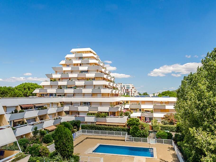 côté piscine privée pour les résidents