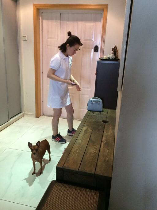 女儿和豆豆在门入口处