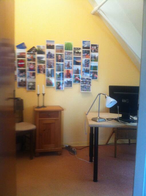 kleines Zimmer mit Schreibtisch und Schrank