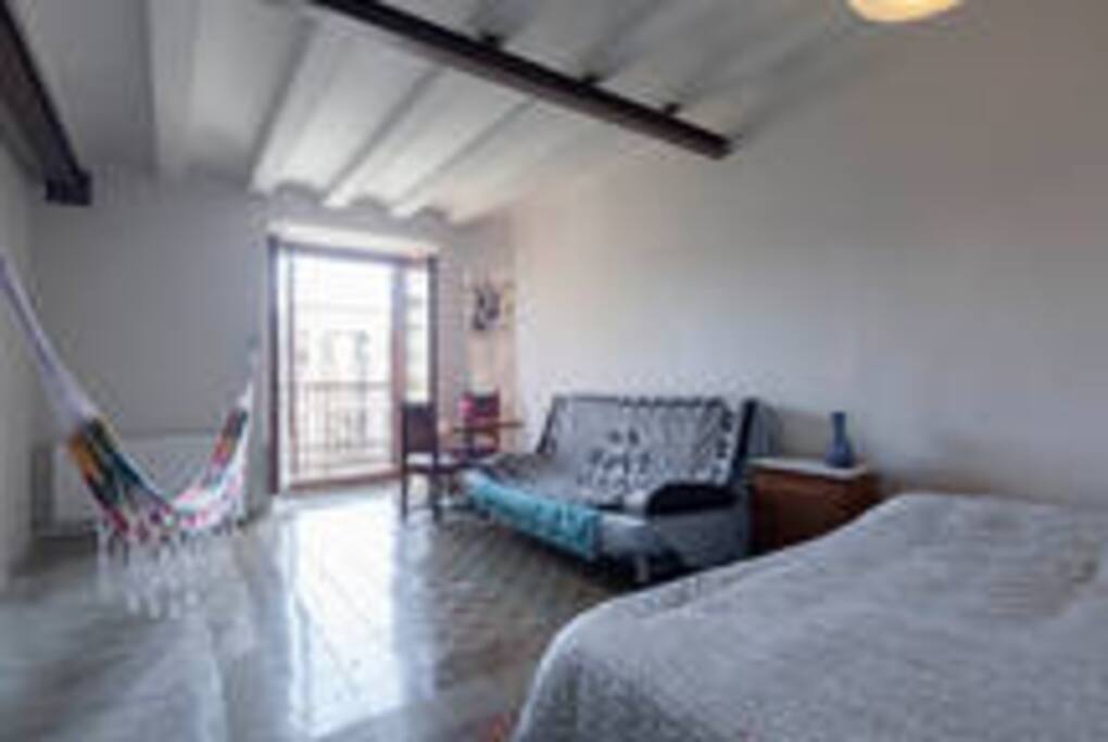 double bed 1.40 x 2,00mts with living and balcony