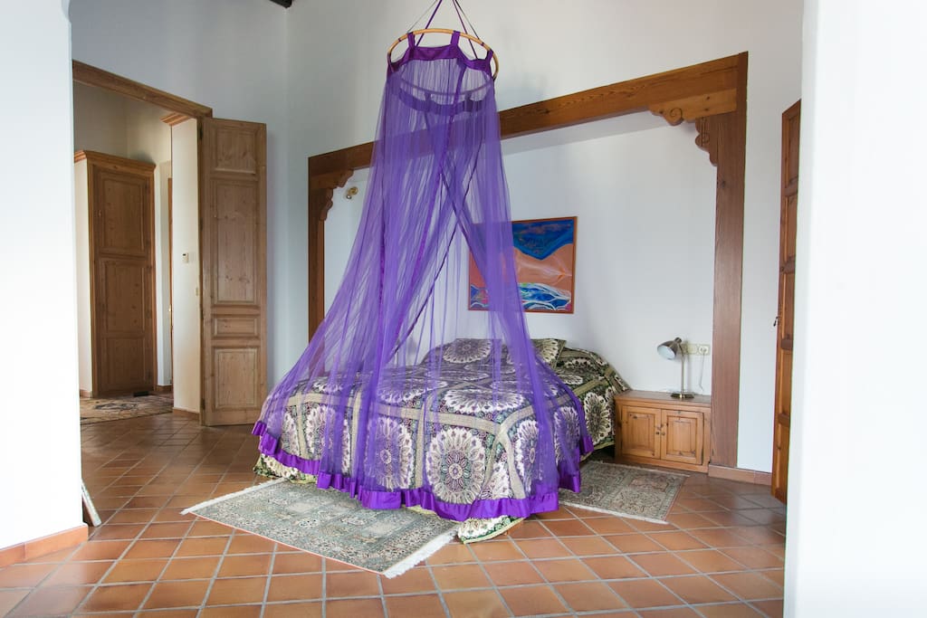 Habitación con cama de matrimonio