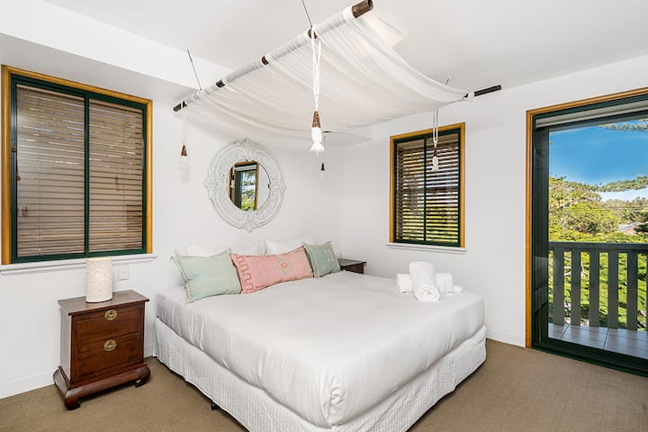 Glavna spavaća soba ima bračni krevet, dvostruko staklo i pametni TV s besplatnim Netflixom. 