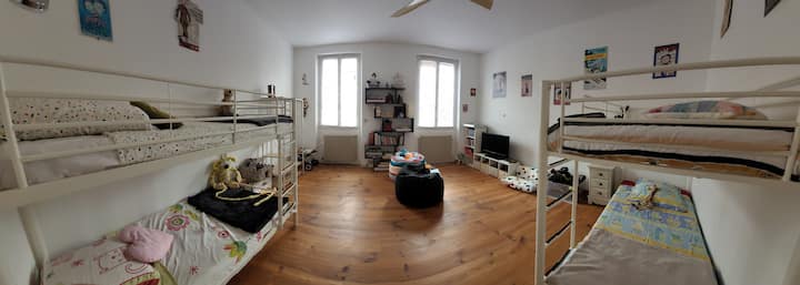 Habitación dice el "dormitorio" con 4 camas individuales y juegos 