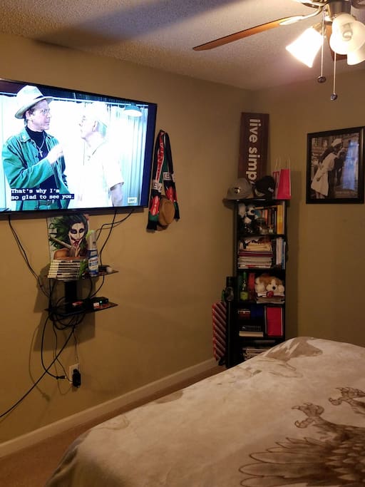 Bed room smart TV (Includes Netflix and free HBO access!!)