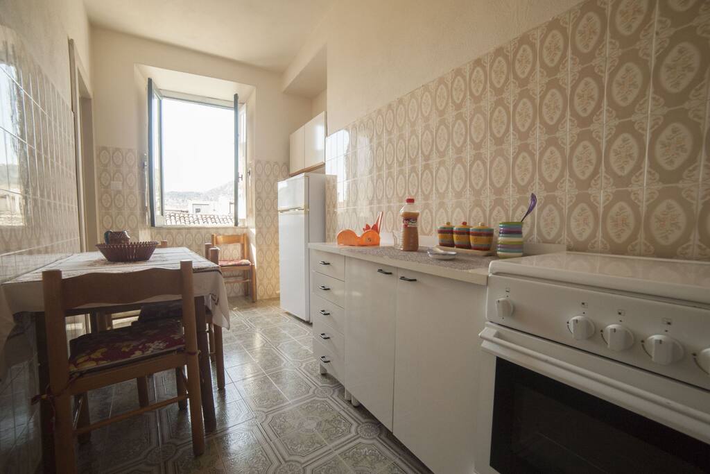 cucina attrezzata. stoviglie, posate, ecc ecc