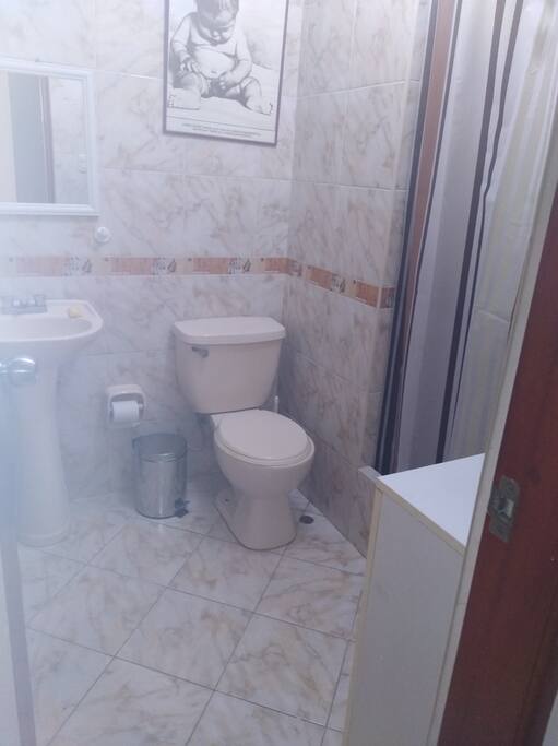 Baño, agua caliente y fría.