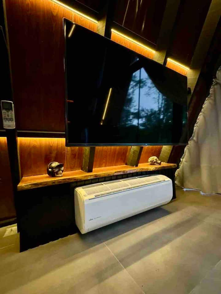 غرفة مع مدفأة كندية وكراسي بذراعين ومكيف هواء وواي فاي وتلفزيون IP وFireStick وNetflix وYoutube