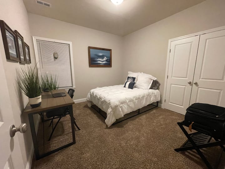 Segundo dormitorio con cama de tamaño completo y espacio de trabajo dedicado. Se agregó una nueva impresora de red color HP. Con papel.
