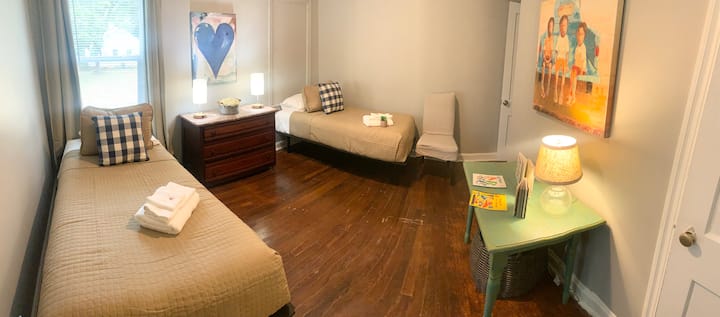 Chumba cha kulala pacha. Vitanda hivi vya jukwaa sio majukwaa yako ya kawaida.  Haziko chini ya sakafu na zina starehe kwa wageni wa umri wote.  Inafaa kwa mtu mzima. Atawahudumia watoto vizuri pia.  Vitabu na midoli ya watoto inapatikana kwa matumizi. 