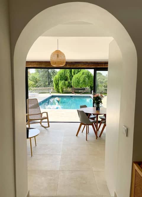 2 bedroom apartment, pool and tennis.