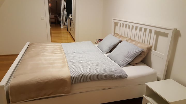 Schlafzimmer.