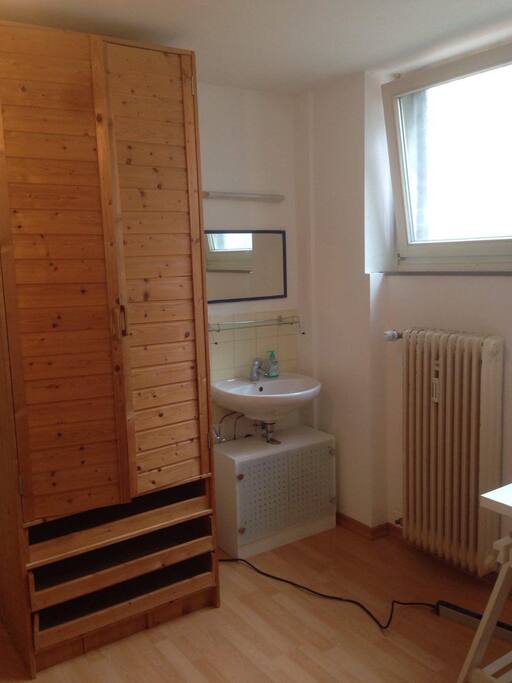 Schrank und Waschbecken