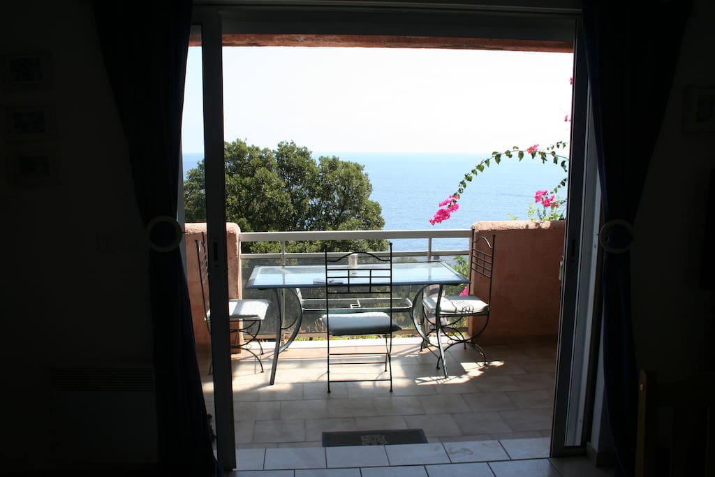 la terrasse vue de la pièce a vivre