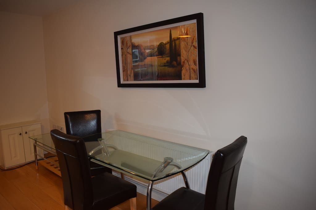 Table / Chairs