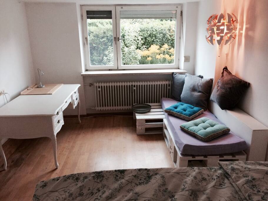 Kleine Couch und Arbeitstisch