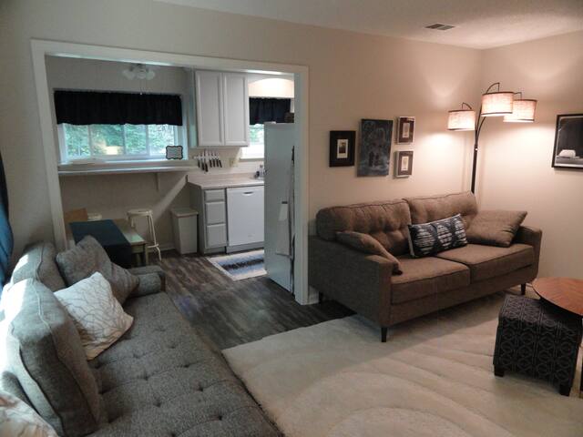 Into the Woods: Modern KC Flat 2 Bed/2 Bath