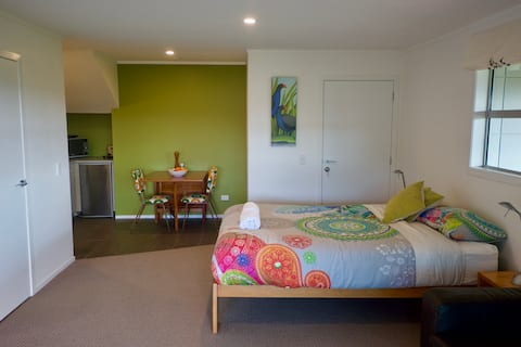 Top Airbnb: PARUA BAY STUDIO in Whangarei District East