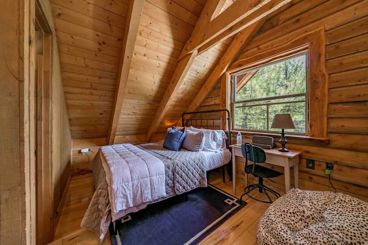 Habitación para huéspedes con cama tamaño queen en el loft