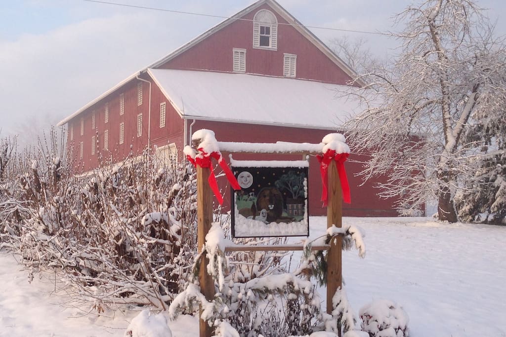 House sign:Peaceable Farm.