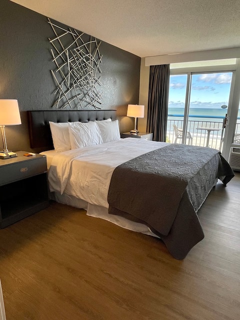 SIPPING ON SUNSHINE/OCEANFRONT/PRIME LOCATION