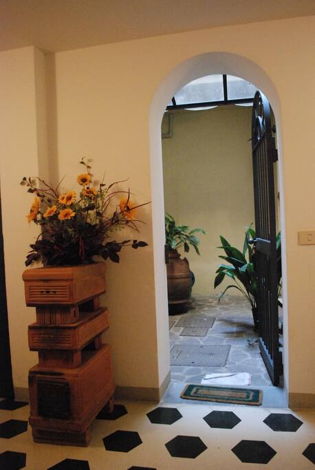 La corte - The courtyard