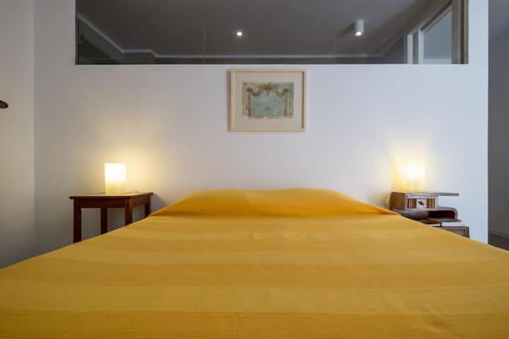 Suite en la planta baja, con baños adyacentes.