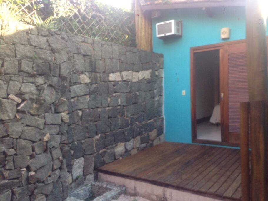 Suite externa. Cama casal box queen e solteiro box com bicama.