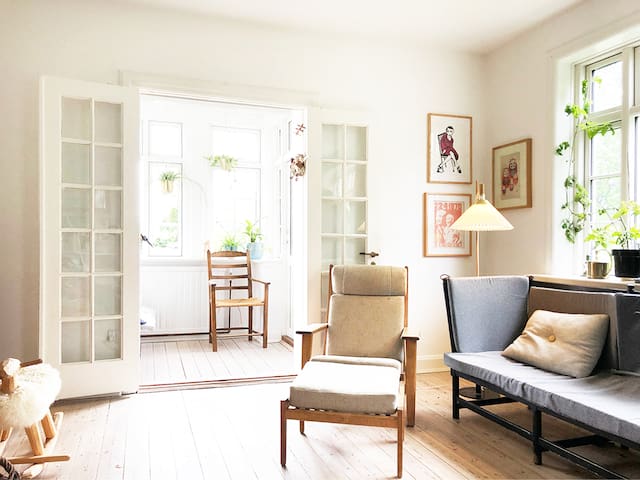 Perfectly Located Charming Villa gallery image 2