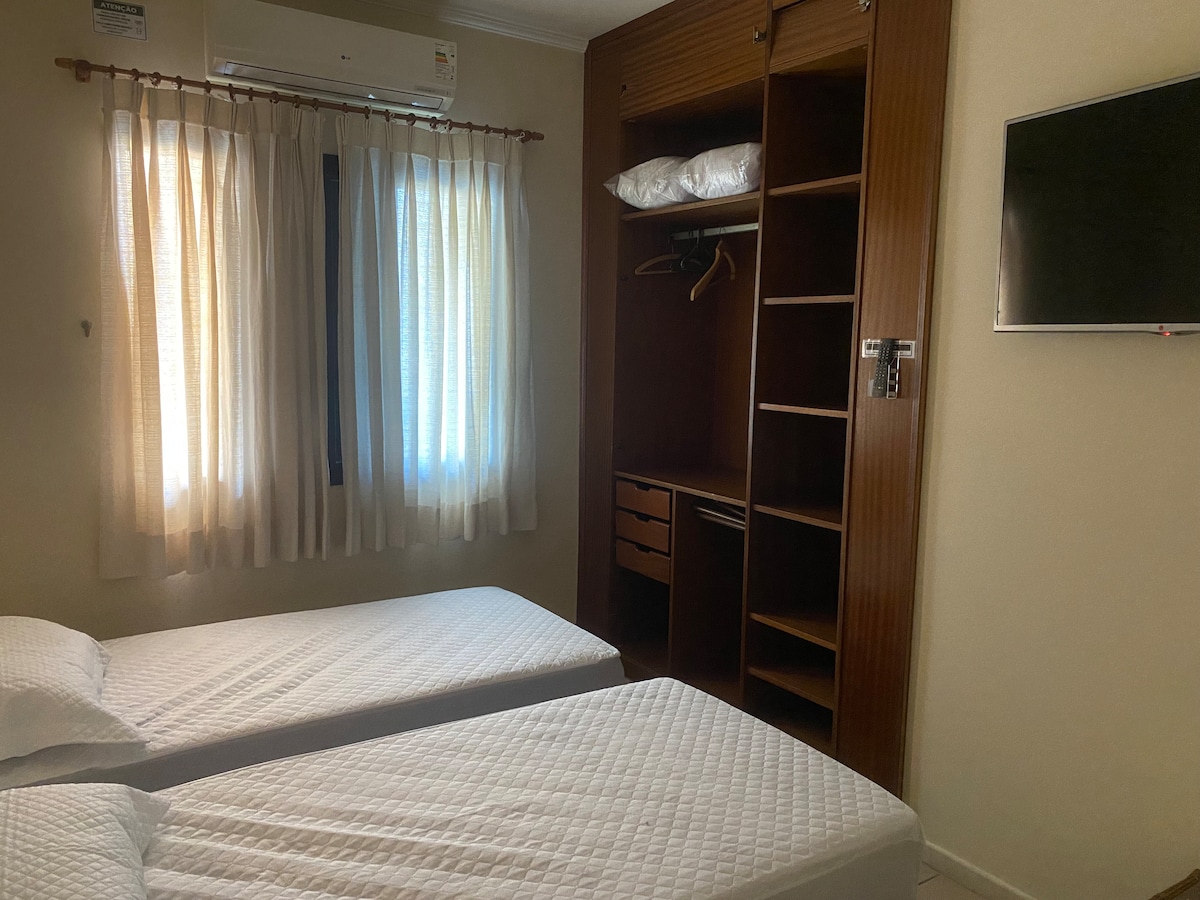 Спалня с 2 единични легла (2 свързващи легла)