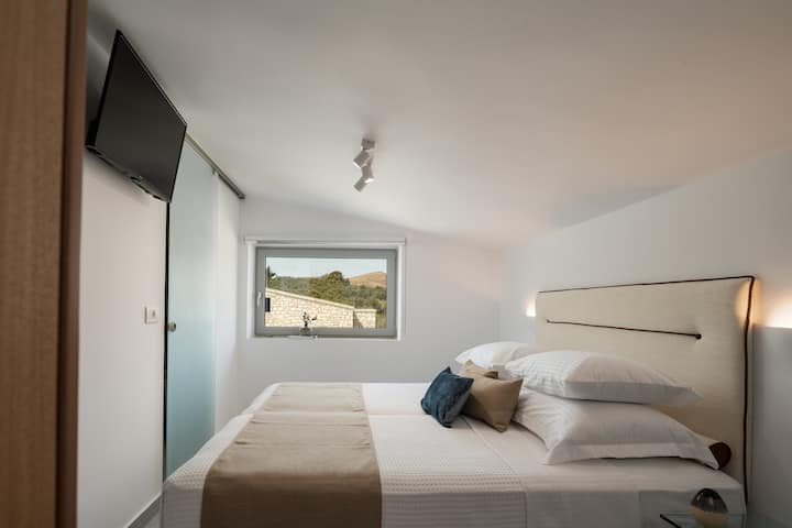 Maravilloso dormitorio tipo ático con baño privado.