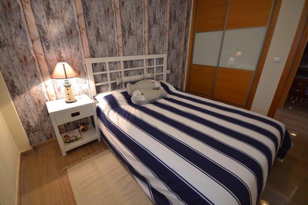 Dormitorio con cama de matrimonio, armario empotrado, aire acondicionado frío / calor por conducto en toda la vivienda. Suelo radiante.