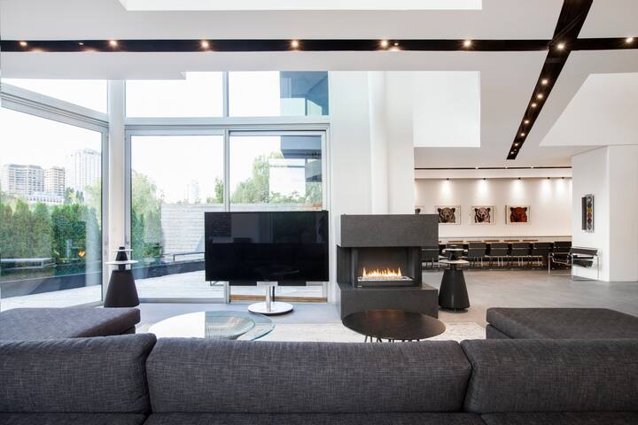 Opulent Toronto Mansion with Pool gallery image 5