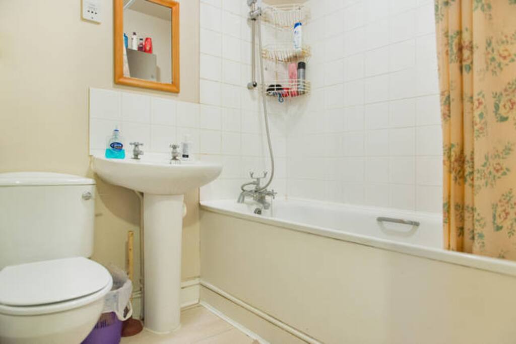 Cosy bathroom kept nice and tidy by the cleaning lady