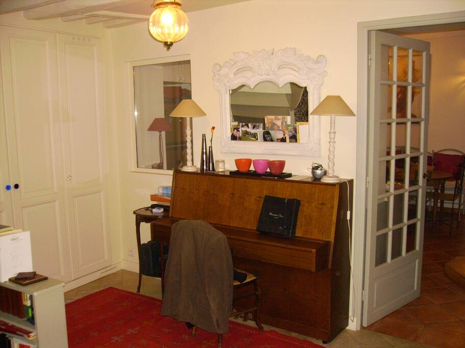 Vue vers la cuisine-salle-à-manger