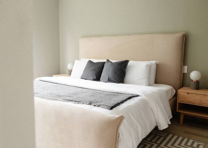 Mr. W | Cool and Cozy 2BR | Unbeatable LOCATION gallery image 3