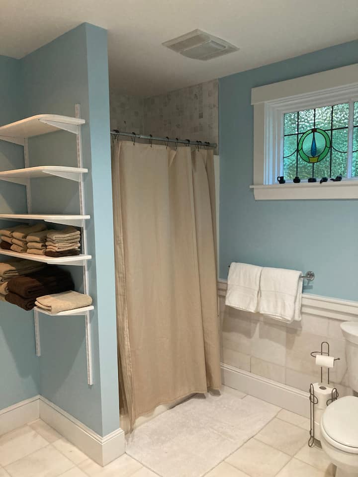 حمام رئيسي في الطابق الأول