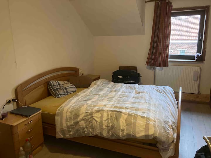 Mojawapo ya vyumba 4 vya kulala vilivyo na kitanda cha watu wawili.