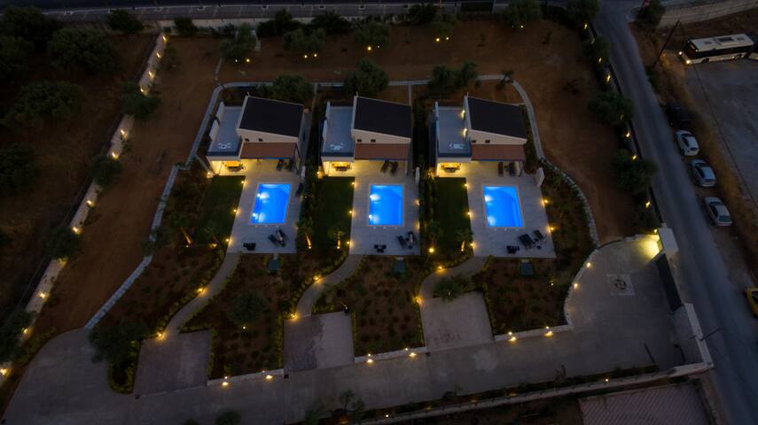 3Prvt Heated Pool-New villas 18 sleeps-Walk to ALL gallery image 2
