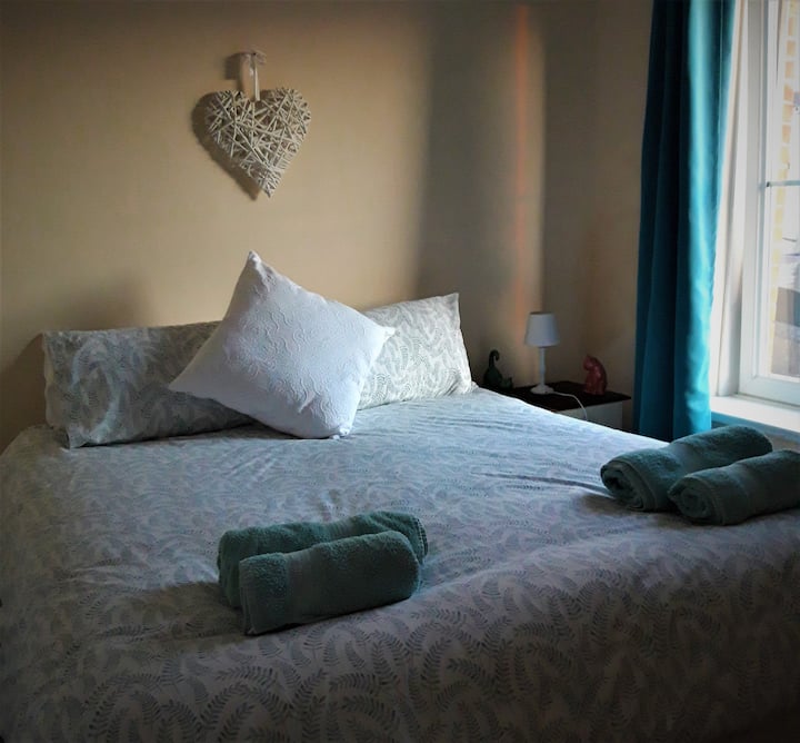 Მეორე საძინებელში დგას დიდი ზომის საწოლი ან ორი ერთადგილიანი საწოლი.