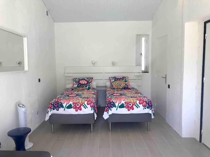 2 configuraciones para el dormitorio: 1 cama tamaño king y 1 cama de 90 o 3 de 90 camas.