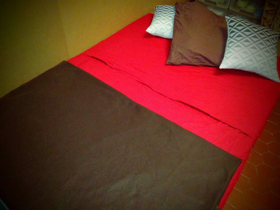 Votre couchage : lit clic-clac pour 2 personnes