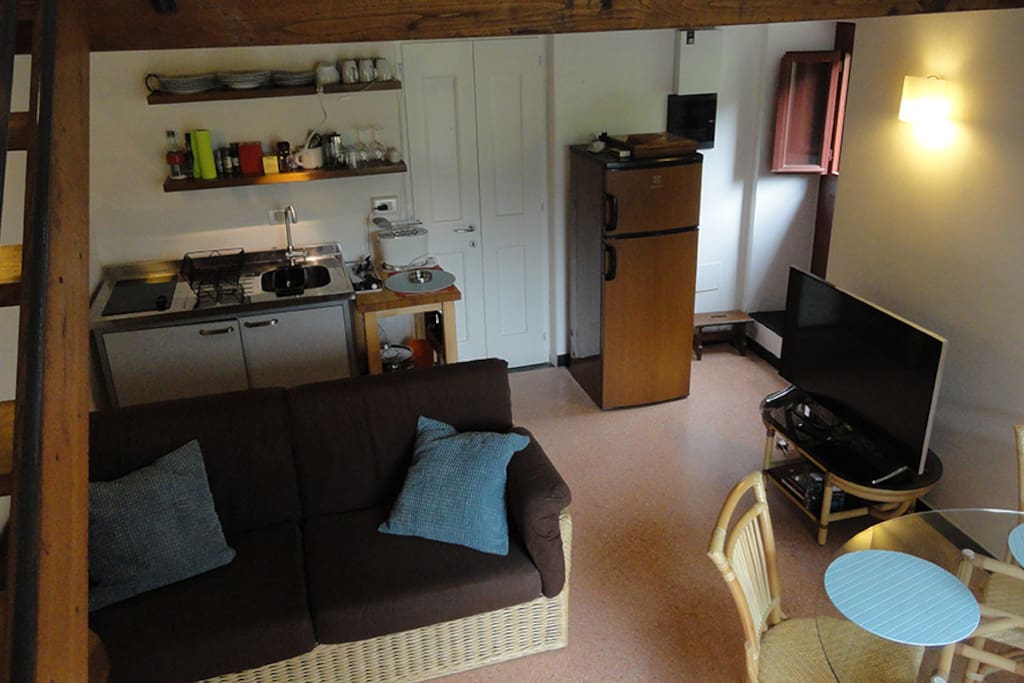 The living area is equipped with all you need with staying at ease. The cooktop includes a single sink and two hotplates. Wi-fi and Sat-tv fit any needs.