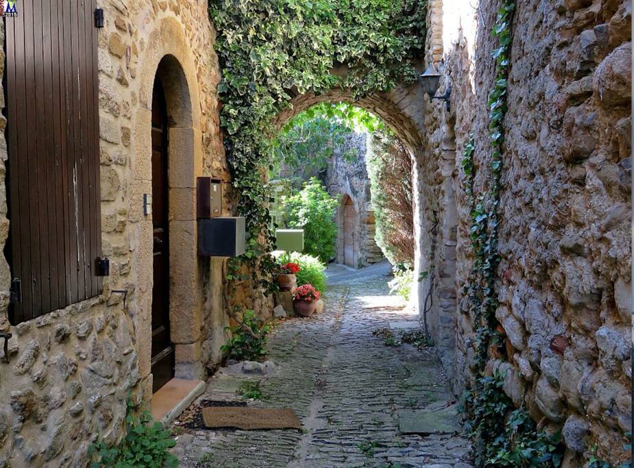Ruelle avec Calade dans le village