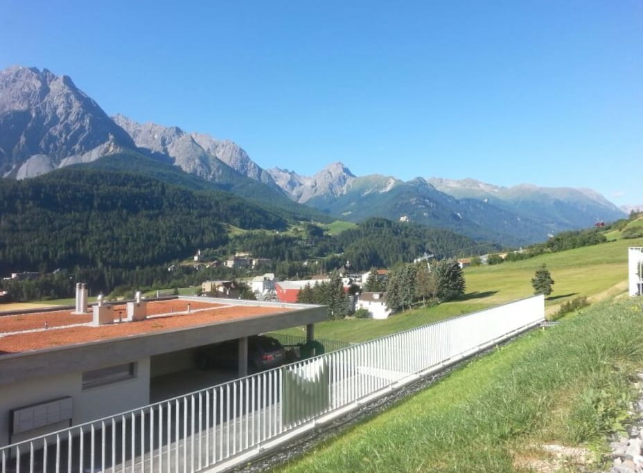 Aussicht vom Sitzplatz Richtung Bergbahn