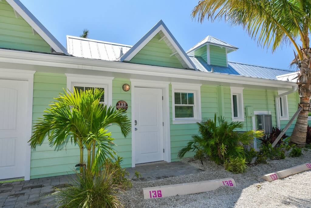 Palm Tree Paradise Entrance -Large 1 Bedroom Suite -Sleeps 4