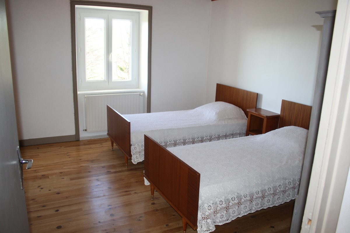 slaapkamer met twee bedden 90, dekbed 200/200, kussens 60 A