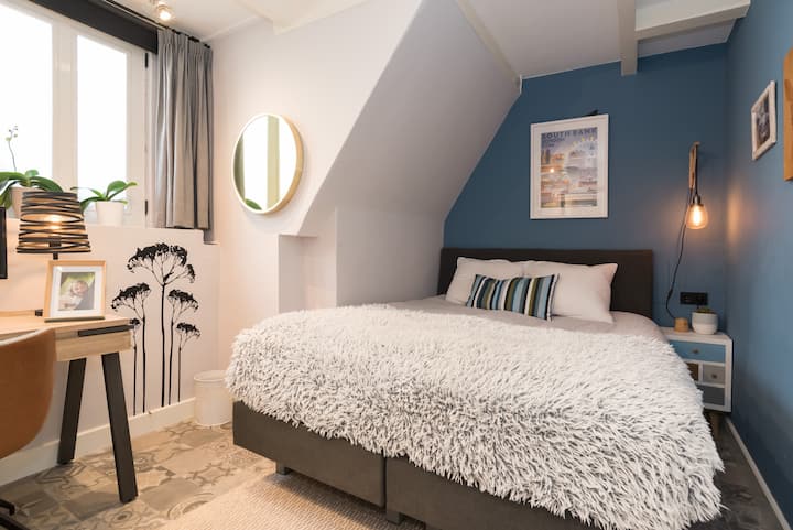 Креветот во втората спална соба може да се користи како брачен кревет или како два единечни - само кажете ни.