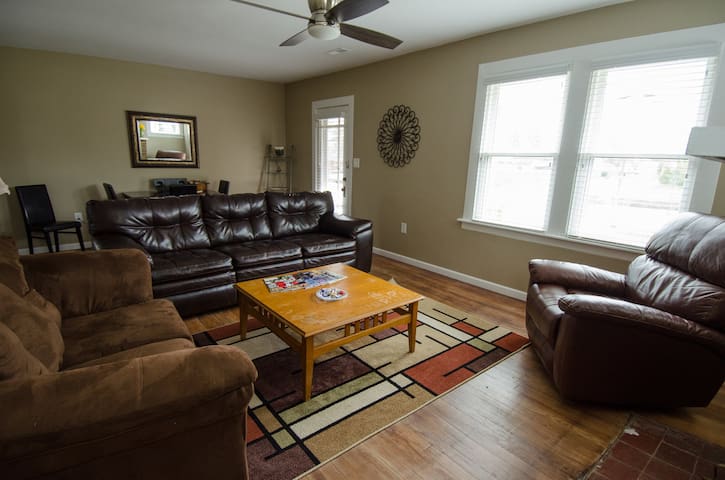 Cozy Downtown 3 Bedroom House!